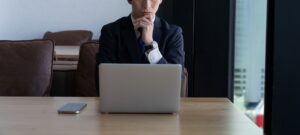 転職の戦略を練る30代のハイクラス人材