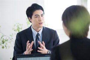 面接時に自己紹介するハイクラスの日本人男性ビジネスパーソン