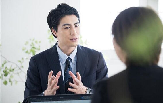 ハイクラス転職で面接官に響く自己紹介｜1分で伝える型と職種別の例文