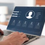 エグゼクティブ候補者情報を確認するヘッドハンターのノートPC