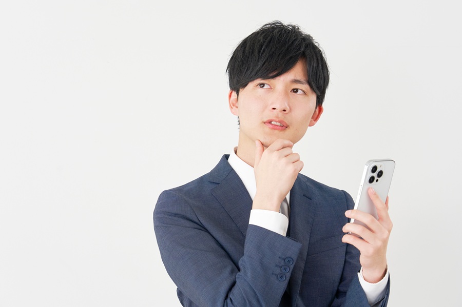 コンサル転職を検討する男性のイメージ