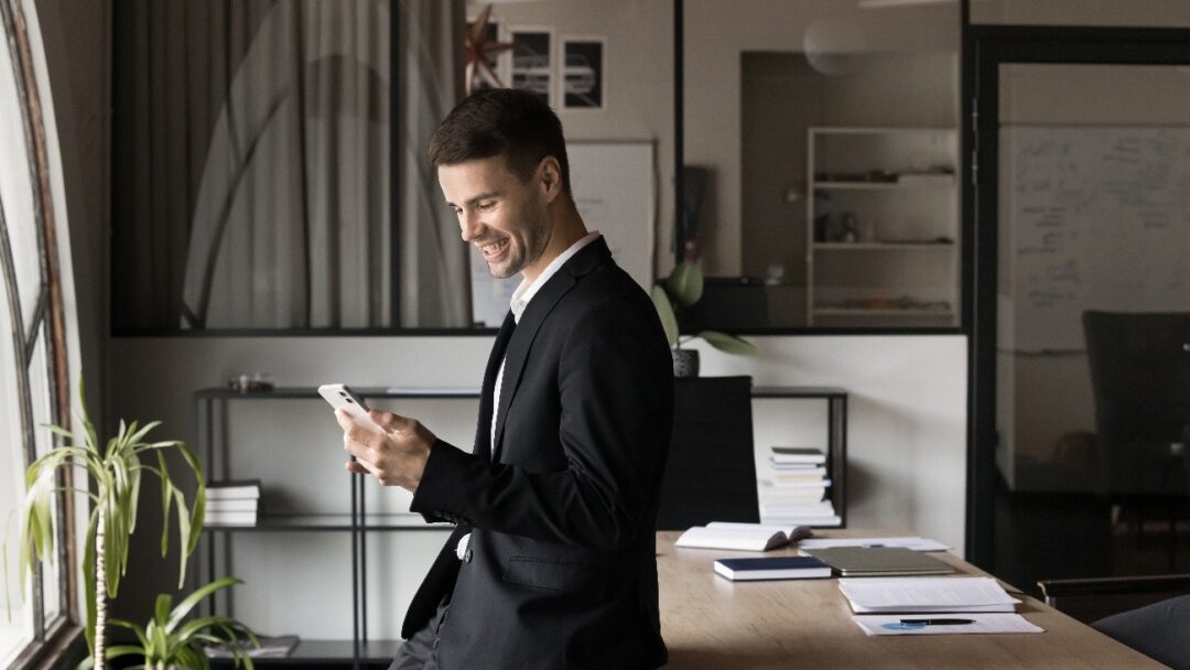ヘッドハンターからの連絡を受ける企業経営者