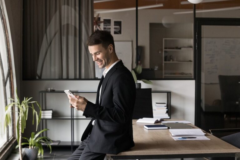 ヘッドハンターからの連絡を受ける企業経営者