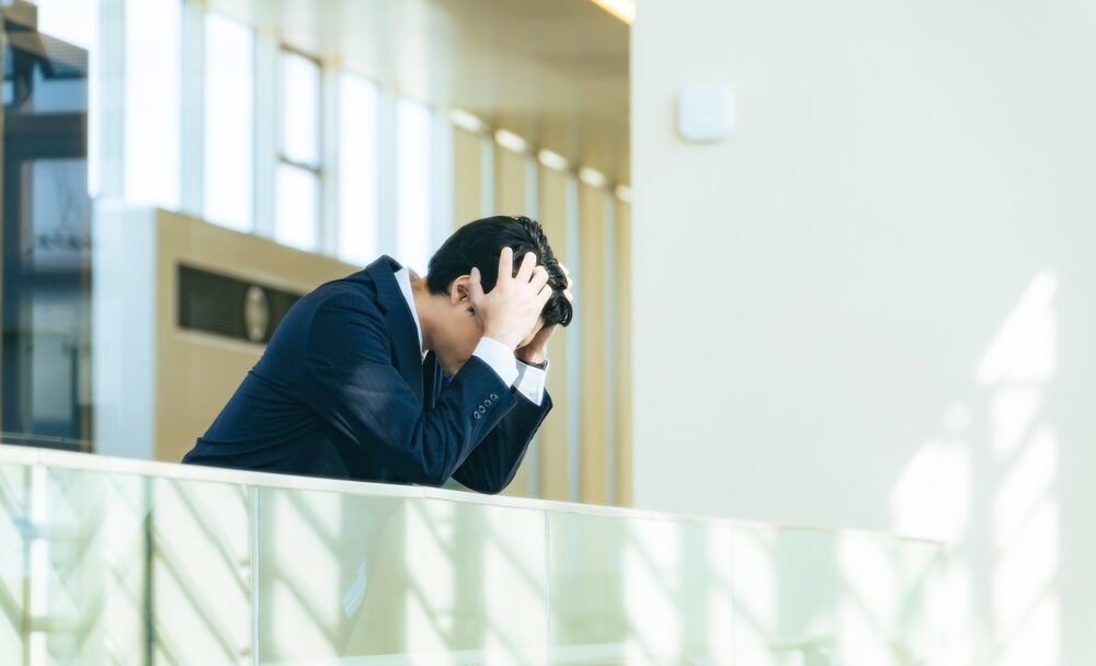 後悔している男性のイメージ