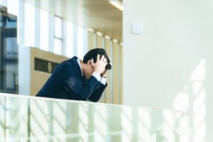 後悔している男性のイメージ
