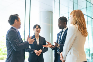 英語で会話するコンサルタント