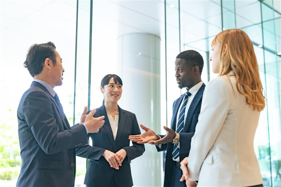 英語で会話するコンサルタント