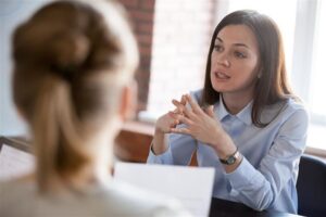 面接時に自己PRをするハイクラスの女性ビジネスパーソン